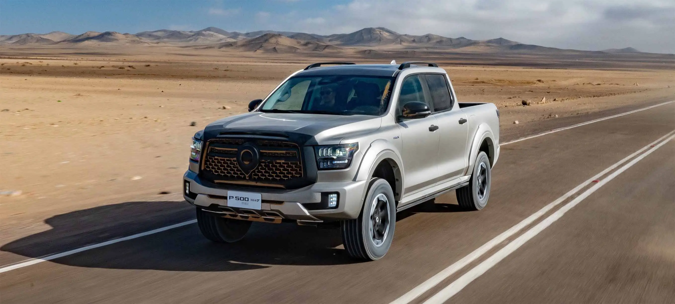 Camioneta doble cabina Poer P500 en carretera.